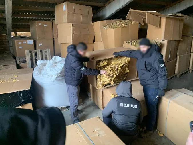 На Волині викрили нелегальне виробництво тютюну в промислових масштабах (фото)