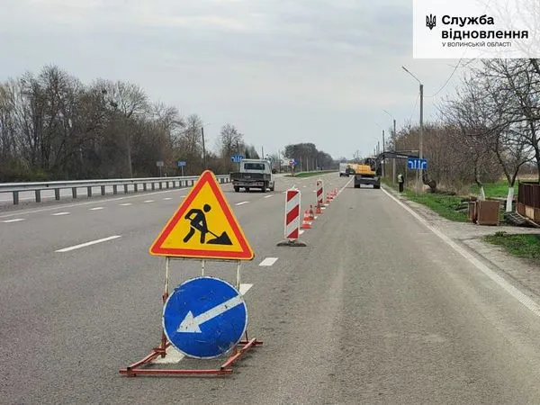Розчищають труби та канави: на Волині запобігають підтопленню доріг (фото)