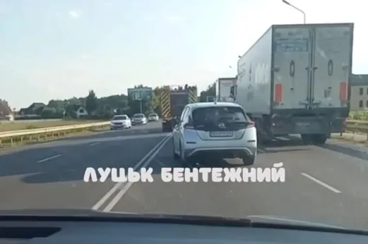 Під Луцьком загорілась фура (відео)