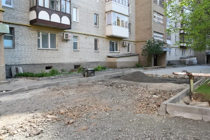 У Луцьку ремонтують двори за новою технологією (фото)
