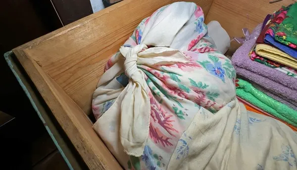 Життя між приданим і клуночком «на смерть»: що зберігає у старовинній скрині 87-річна волинянка