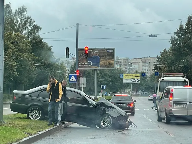 Рух ускладнений: у Луцьку на проспекті Соборності аварія (фото, відео)