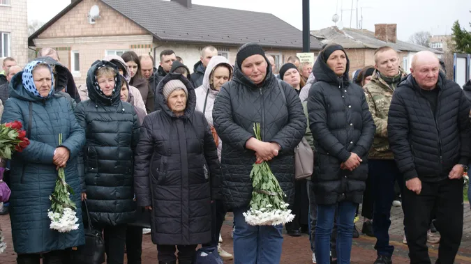 До останнього подиху – за Україну: Рожищенська громада попрощалася з Героєм Сергієм Мандзюком (фото)