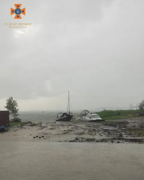 На Світязі через дощ і сильний вітер човен з людьми віднесло на середину озера (фото)