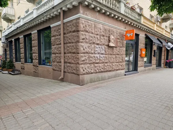 У центрі Луцька продають колишню «Освіту» за майже 20 мільйонів (фото)
