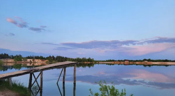 Поліське море: серед пісочних дюн розкинулася смарагдова лагуна з кришталевою водою (фото)