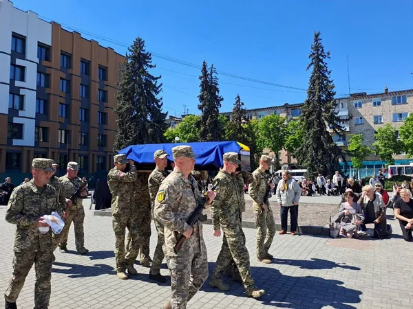 На похорон приїхав «англійський брат»: у Ковелі попрощалися з воїном Володимиром Карпуком (фото)