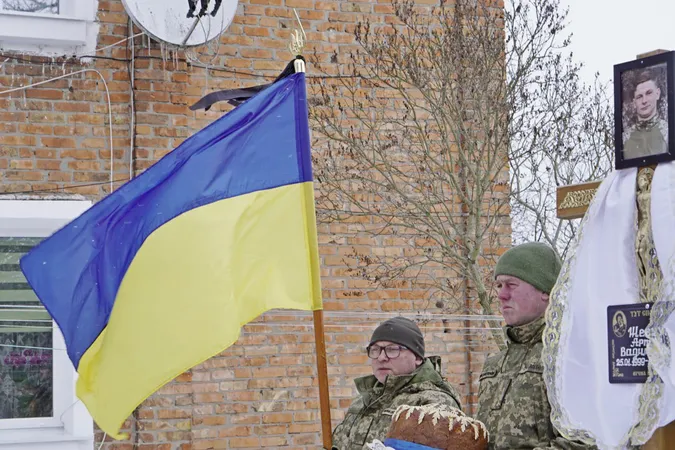Поховали біля мами: Володимирська громада провела в останню дорогу молодого воїна Артура Шевчука