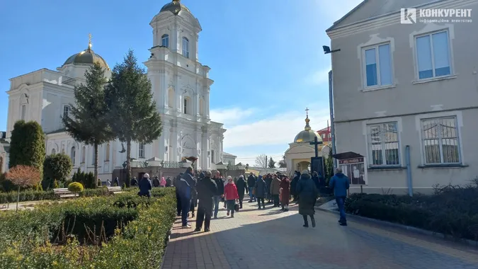 Зі сльозами та на колінах: Луцьк попрощався з трьома своїми Героями (фото, відео)