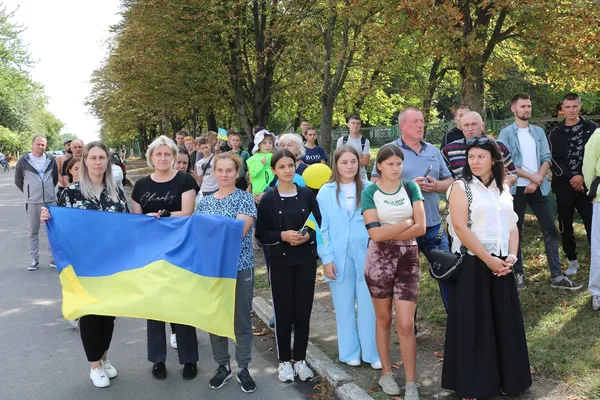 «Вареники наліплені, борщ зваримо»: на Волині зустріли звільненого з полону бійця (фото)