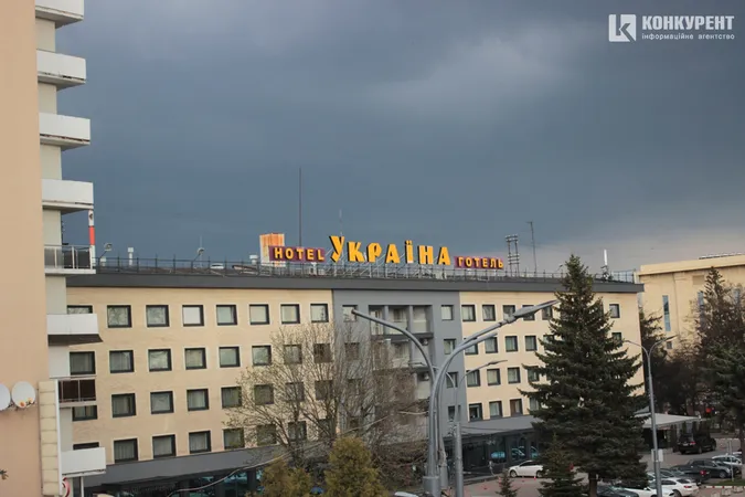 Над Луцьком нависли грозові хмари (фотофакт)