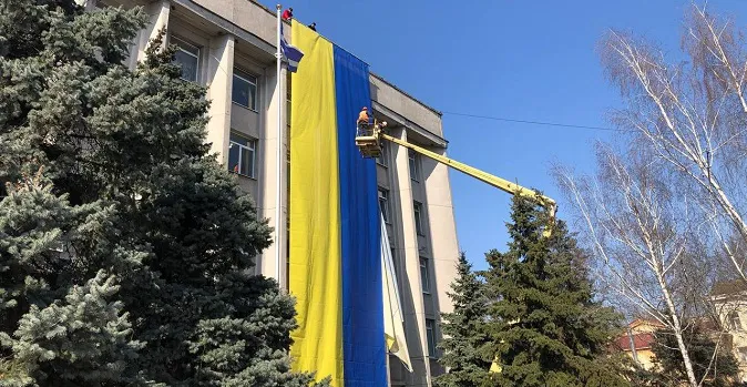 В окупованому Херсоні на будівлі міськради вивісили величезний прапор України (фото)