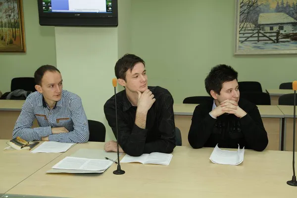 Тарас Сафонюк, політолог (посередині)