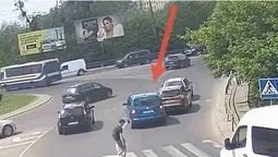 У Луцьку на кільці зіткнулися Volkswagen і Ford (відео)