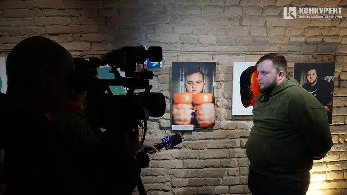 Біль та сила: у луцькому підземеллі показали картини і фото ветеранів (фоторепортаж)