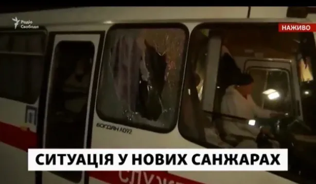 Автобус з евакуйованими з Уханя прибув до санаторію у Нових Санжарах (фото)