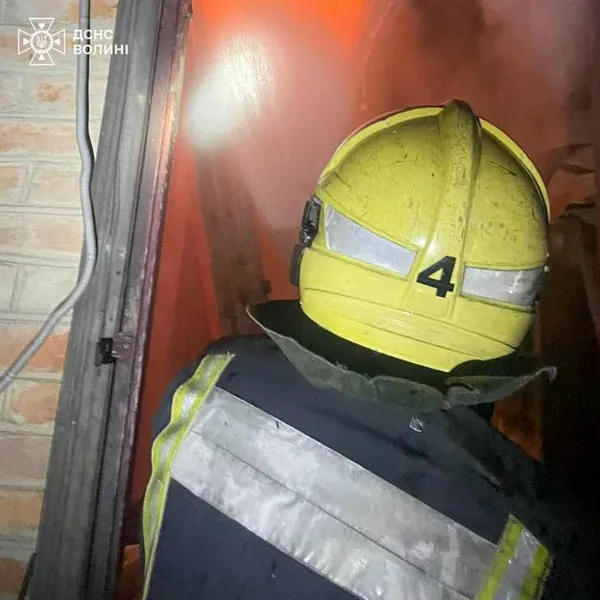 Вогонь аж під стелю: за один вечір на Волині згоріли три будівлі (фото)
