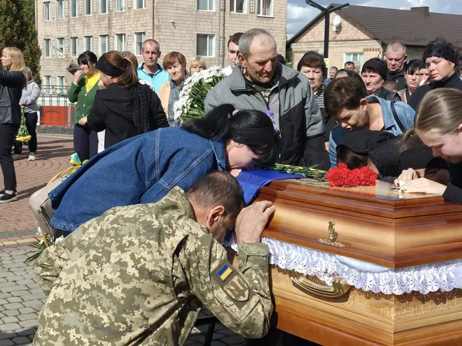 Був надзвичайно доброю людиною: на Волині попрощалися із воїном Віталієм Козлом (фото)