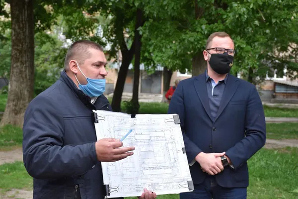 Розширені парковки та  LED-освітлення:  у Луцьку говорили про ремонт двору (фото)