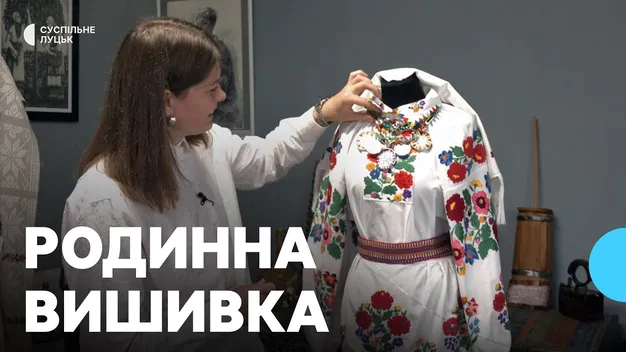 Волинянка вишила сорочку бабусі, у якій її похоронили (відео)