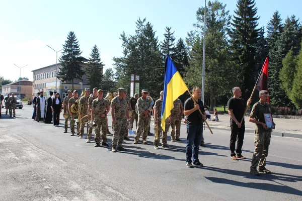 Рожищенська громада попрощалась із загиблим вогнеметником Вячеславом Лукашем (фото)