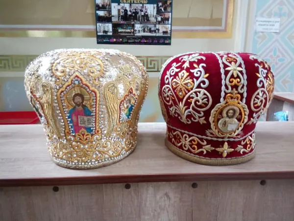 У Луцьку чоловік продав священикам митри і кадило, які знайшов на вокзалі (фото, оновлено)
