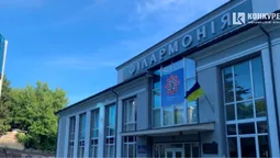У Луцьку біля філармонії почали стелити нову бруківку (фото)