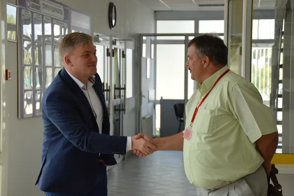 Зліва направо: фінансовий директор ТОВ «Кромберг енд Шуберт Україна» Олександр Шаварський та заступник голови Міловської районної ради Луганської області Олег Кашуба