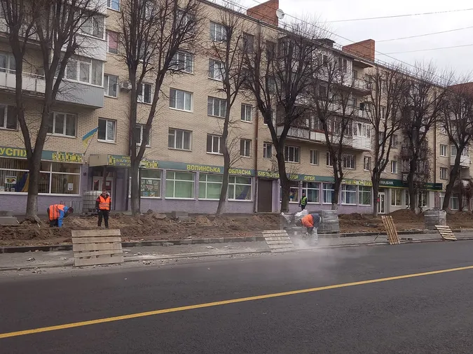Поребрики та гідранти: що коїться на проспекті Волі у Луцьку (фото)