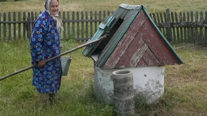 Сама рубає дрова у 86 років: як жителька поліського села дає собі раду у дерев'яній хаті (фото)