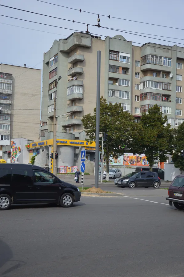 На Соборності у Луцьку монтують дорожнє освітлення (фото)