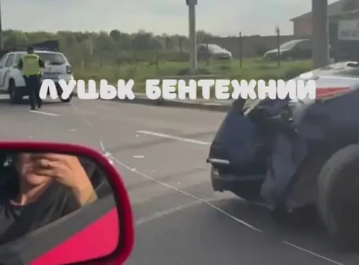 Розтрощило «передок»: у Луцьку на Львівській аварія з «Екотаксі» (відео)