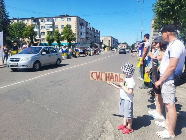 Чекає сина з полону п'ятий рік: у Ковелі пройшла акція на підтримку військовополонених (фото)
