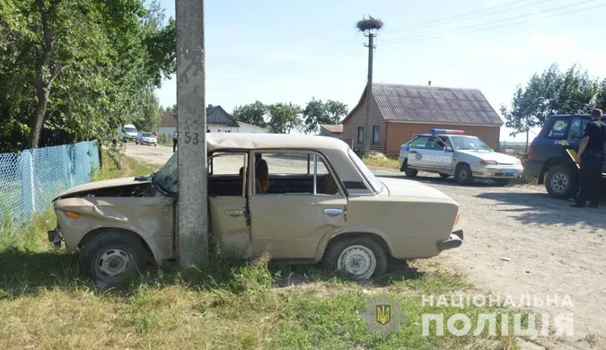 На Волині п'яний водій в'їхав у стовп: постраждала пасажирка