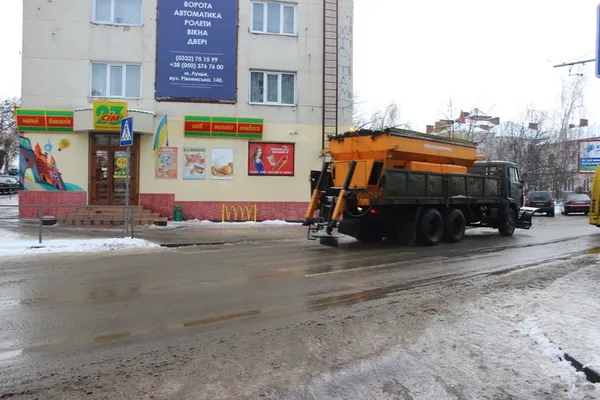 Луцькі комунальники активно борються з ожеледицею (фото)