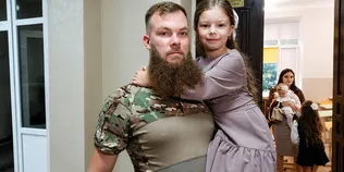 «Я її майже не бачу»: військовий у Луцьку повів доньку до першого класу (фото, відео)
