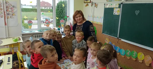 «Люблю те, що роблю»: історія вчительки з Волині, що навчає серцем і повертає інтерес до школи (фото)