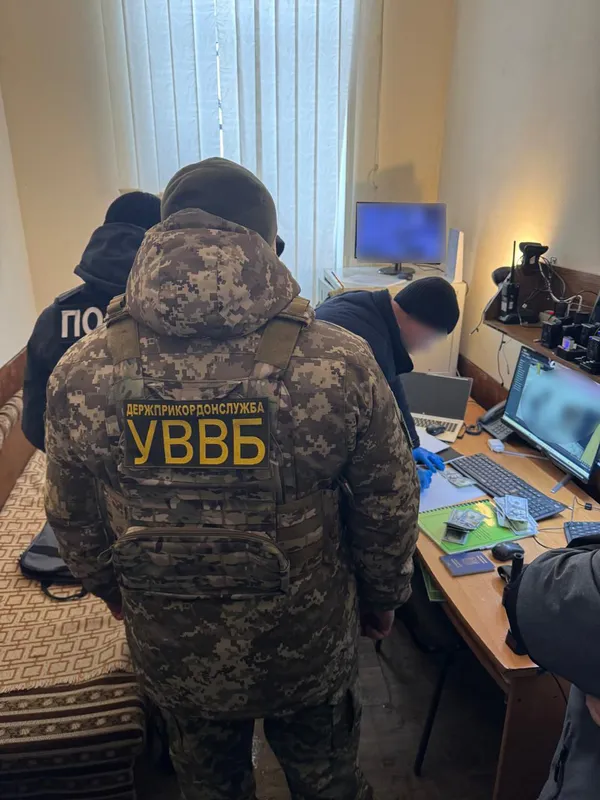 Давав $2000 за виїзд: у «Ягодині» чоловік намагався підкупити прикордонника (фото)