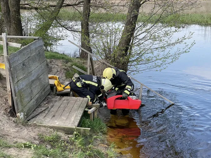 На Волині лісівники і рятувальники «приборкували» вогонь у лісі (фото)