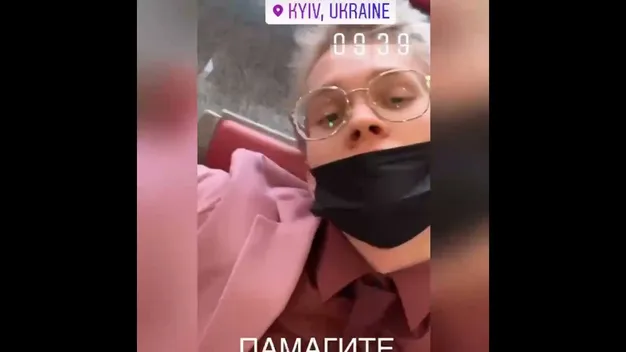 Протримали декілька годин в аеропорту: російського тіктокера не впустили в Україну (відео)