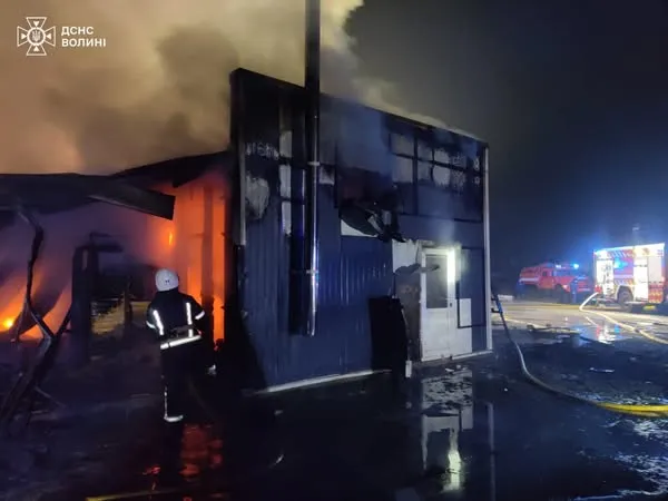 Пожежа в магазині будматеріалів у Світязі: що кажуть рятувальники (фото)