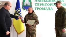 На Волині ветерану вручили відзнаку «Золотий тризуб» (фото)