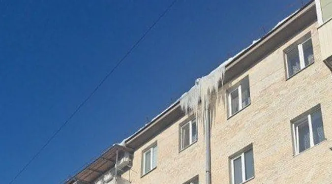 У центрі Луцька скаржаться на бурульки