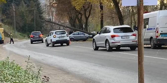 У Луцьку на Глушець авто протаранило стовп