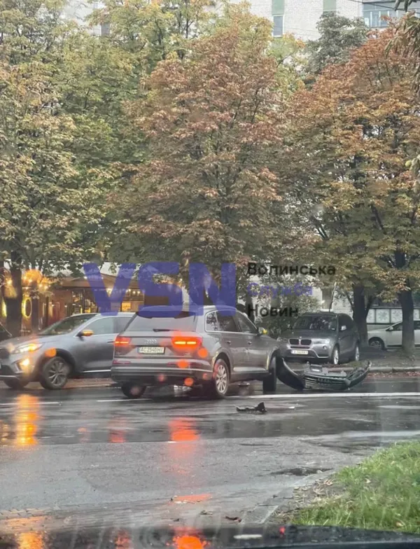 «Передок» – вщент: у Луцьку на Відродження не розминулись три автівки (фото)