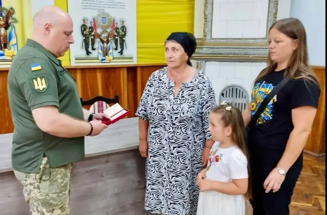 Матері полеглого захисника з Володимирського району передали орден «За мужність»