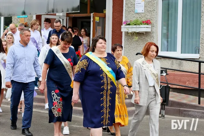 У Нововолинську для учнів пролунав останній дзвоник (фото)