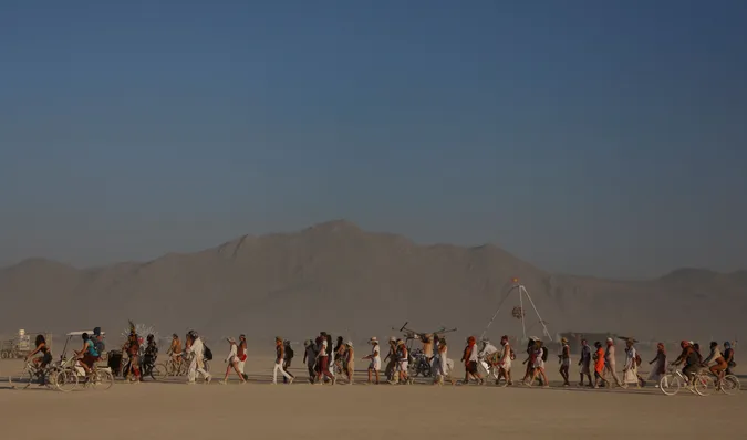 Проливні дощі зірвали Burning Man у США: учасники не можуть покинути територію заходу