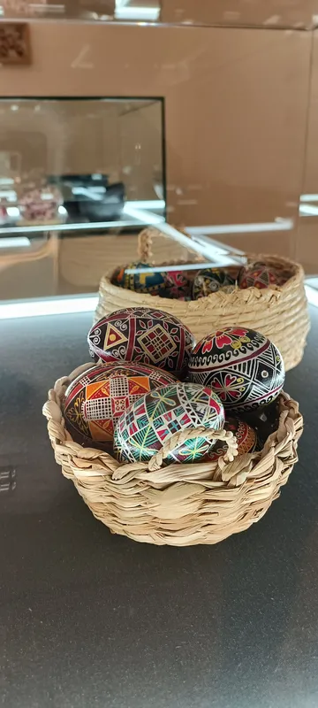 Народні майстри показали свої писанки у центрі Луцька (фото)