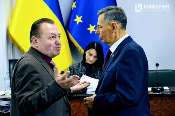 Одна з останніх сесій. У кадрі нинішній секретар Григорій Пустовіт, вже покійний міський голова Микола Романюк та тоді ще секретар Юлія Вусенко